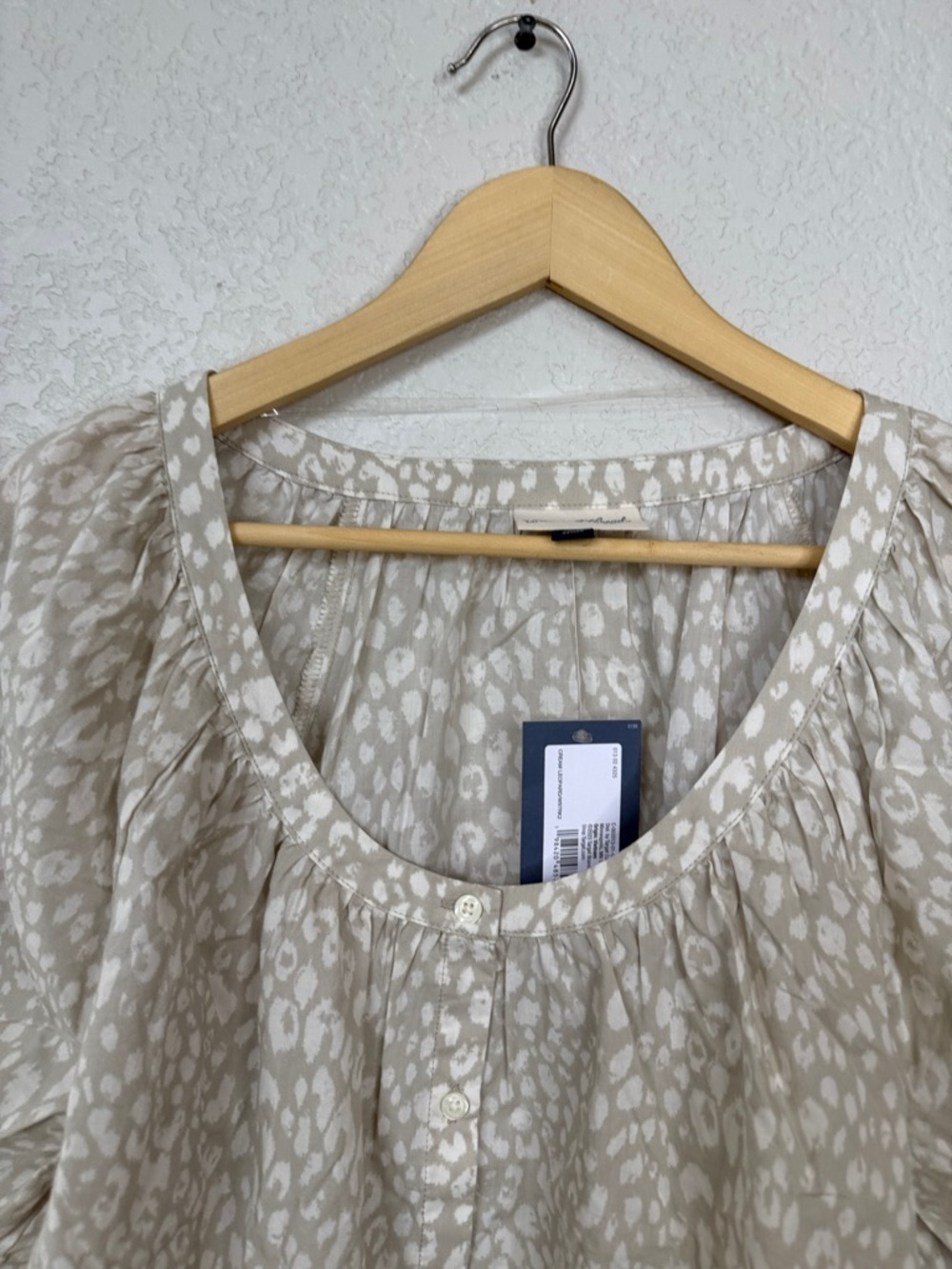 Universal Thread Puff Sleeve Blouse Beige Cream size Womens Medium NWT - Picture 2 of 7